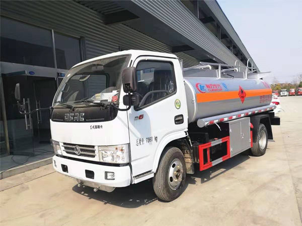 東風多利卡D6加油車